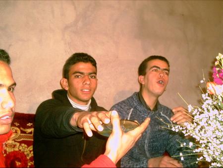 regader ce mec a droite comme il est beau n'est ce pas ????????????????????